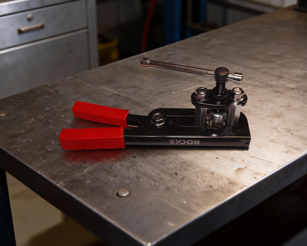 ROOKS Przyrząd do zarabiania przewodów hamulcowych