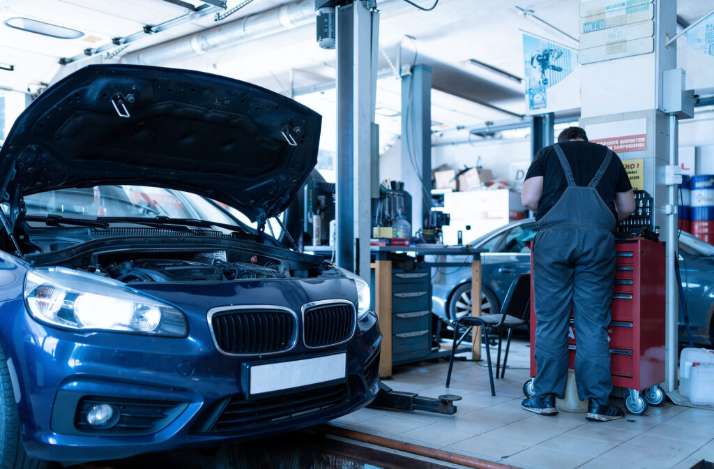 zimna barwa światła w warsztacie