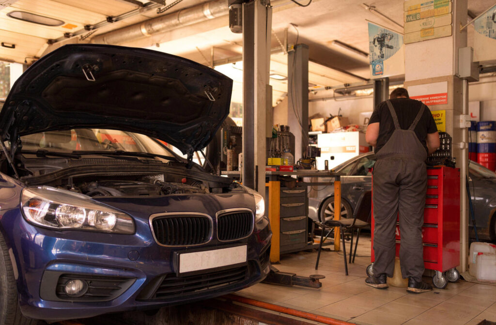 ciepła barwa światła w warsztacie